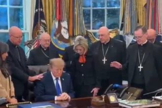 x.com/MargoMartin47 Trump praying in the Oval Office alongside a group of US bishops.