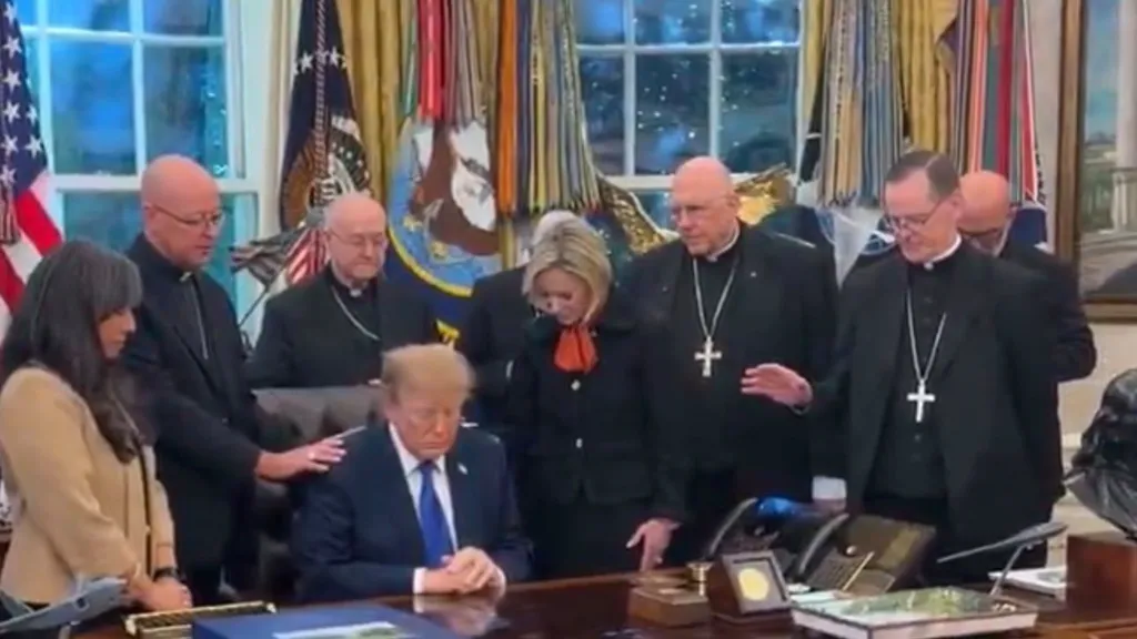 x.com/MargoMartin47 Trump praying in the Oval Office alongside a group of US bishops.
