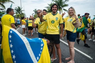 Paulo Kobayashi/BBC Bolsonaro supporters smile for the camera