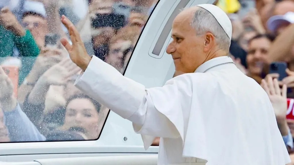 6ade9ad0-d16d-11f1-93e1-3b657b665bcf-jpg EPA Pope Leo XIV greets the faithful during his weekly general audience, in Vatican City, 21 October 2026
