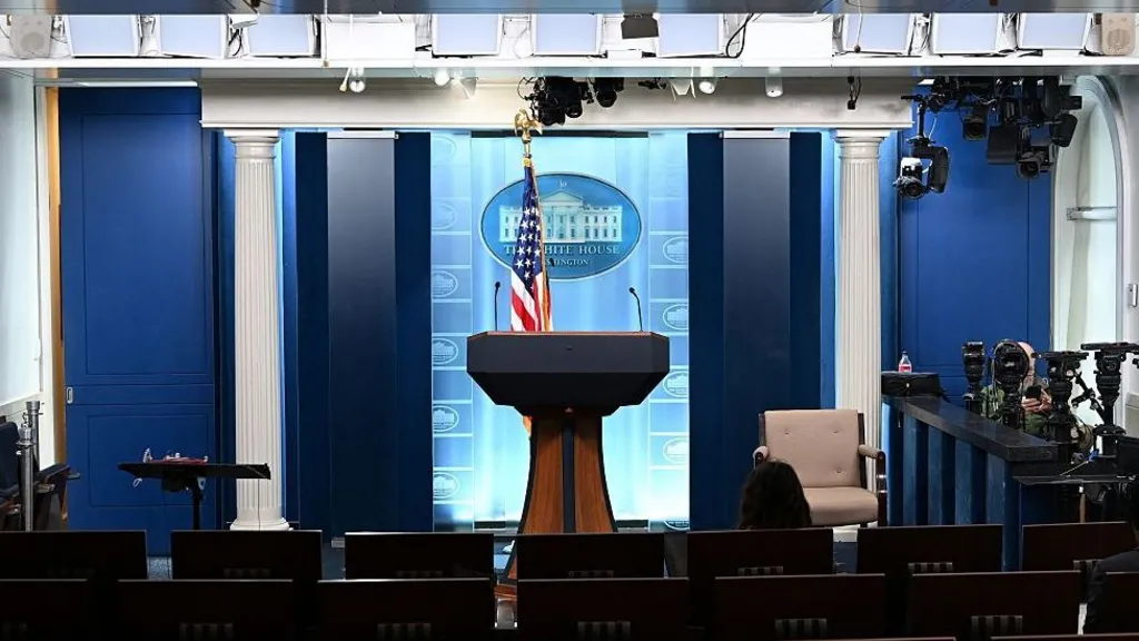 7ecbb450-d164-11f1-87df-afb7a168a1f2-jpg Getty Images The White House press briefing room. A podium stands against a blue backdrop bearing the White House logo. An American flag is positioned behind the podium.