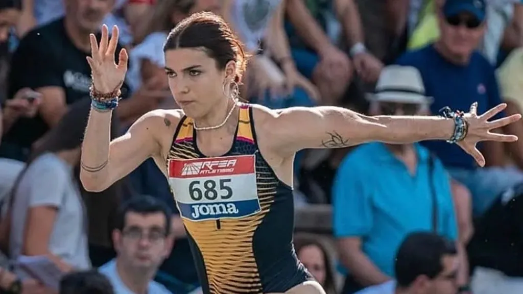RFEA Julieta Gallego during a competition. She is a young woman wearing an athletics singlet.