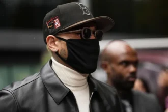 PA Media R&B singer Chris Brown arriving at Southwark Crown Court, south London, for sentencing after he pleaded guilty to affray following a bottle attack on Abraham Diaw in February 2023. He is wearing a black mask, , black cap, white poloneck, black jacket and sunglasses.