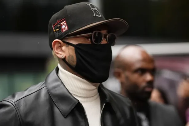 PA Media R&B singer Chris Brown arriving at Southwark Crown Court, south London, for sentencing after he pleaded guilty to affray following a bottle attack on Abraham Diaw in February 2023. He is wearing a black mask, , black cap, white poloneck, black jacket and sunglasses.