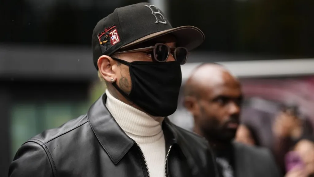PA Media R&B singer Chris Brown arriving at Southwark Crown Court, south London, for sentencing after he pleaded guilty to affray following a bottle attack on Abraham Diaw in February 2023. He is wearing a black mask, , black cap, white poloneck, black jacket and sunglasses.